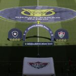 Idosos entram em campo com jogadores de Fluminense e Botafogo. Veja