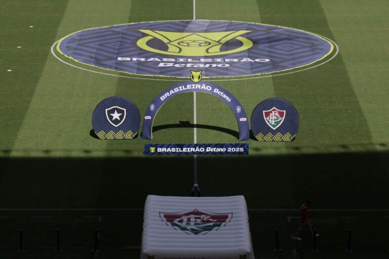 Idosos entram em campo com jogadores de Fluminense e Botafogo. Veja