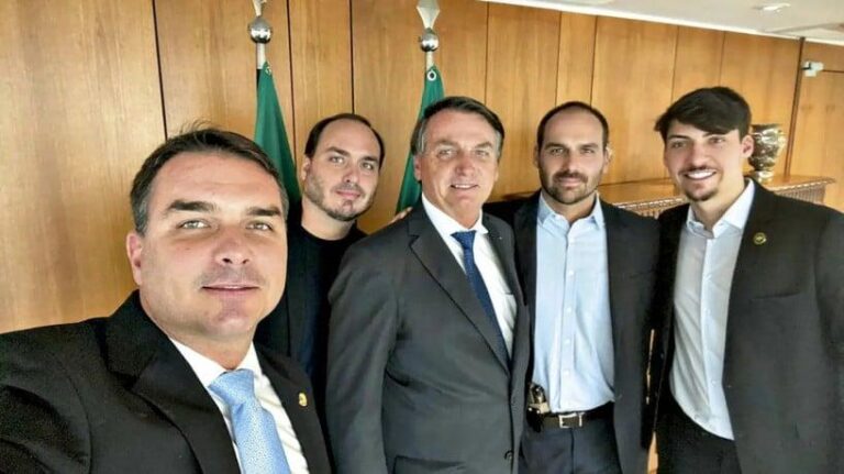 Filhos de Bolsonaro se manifestam sobre condenação no STF