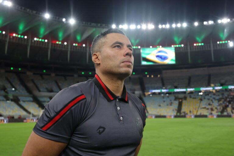 Vitória encaminha a contratação do técnico Jair Ventura