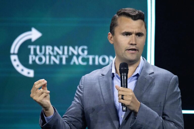 Charlie Kirk deixa mulher a favor do aborto sem argumentos