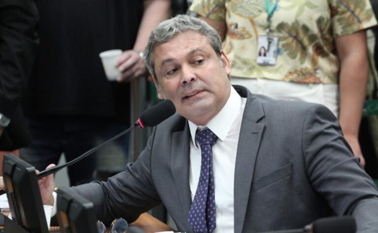 PT pede mudança de relator em caso de Eduardo Bolsonaro