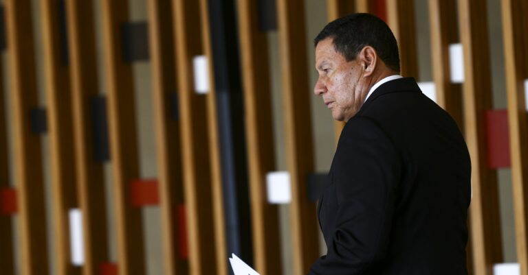 Mourão pede conversa direta entre Lula e Trump
