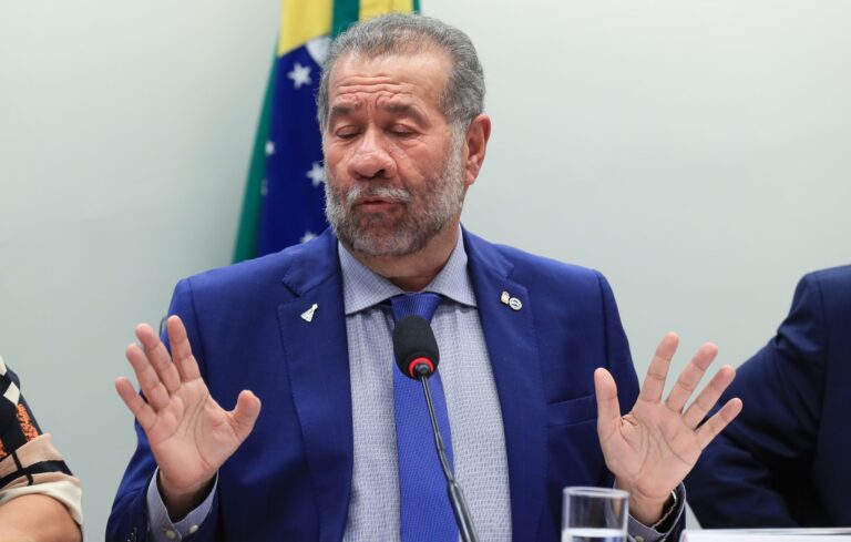 Ex-ministro Carlos Lupi depõe à CPMI do INSS nesta segunda, 8