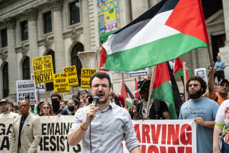 Juíza dos EUA manda deportar o líder pró-Palestina Mahmoud Khalil