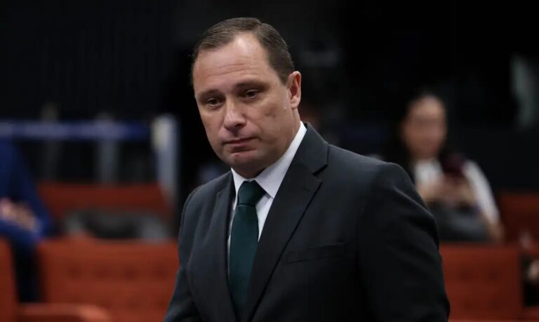 Mauro Cid quer tirar tornozeleira e devolução de bens