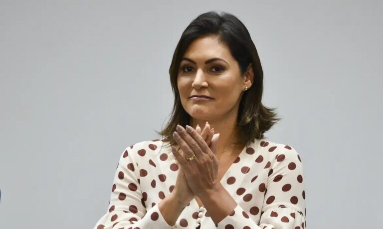 Michelle reage a voto de Fux com texto bíblico