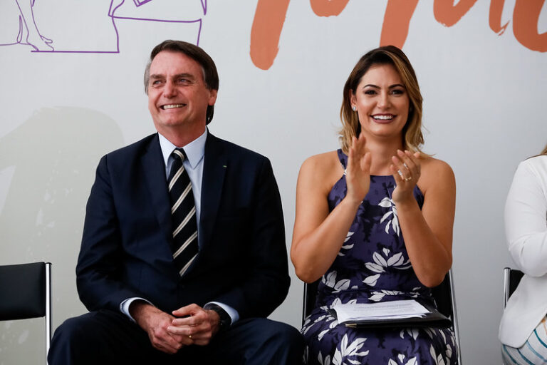 Michelle confirma melhora de Bolsonaro depois de crises de soluço