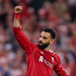 Salah dá invertida em fã do Liverpool e defende ex-companheiros
