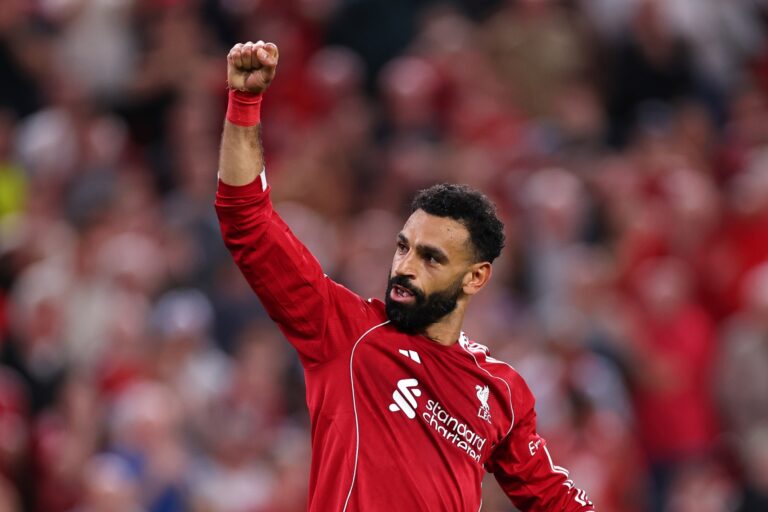 Salah dá invertida em fã do Liverpool e defende ex-companheiros