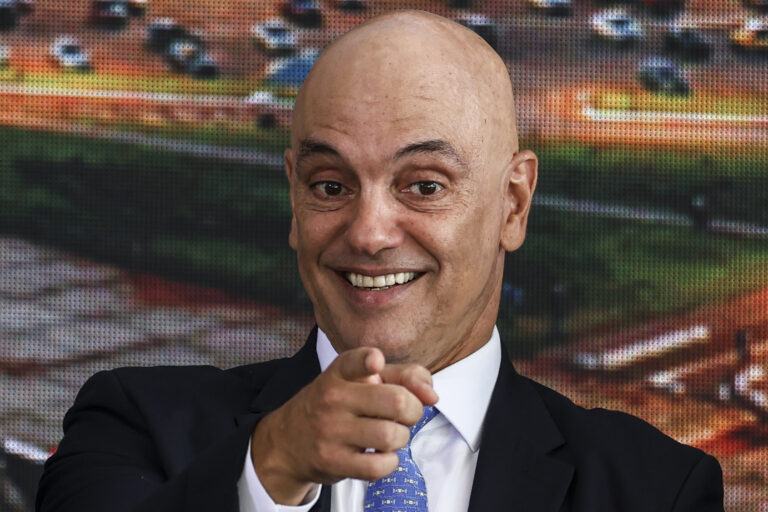 Moraes exalta militares no julgamento de Bolsonaro