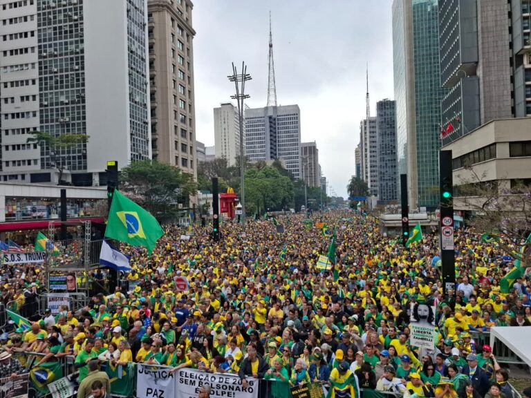 manifestantes gritam ‘fora, Moraes’ na Avenida Paulista