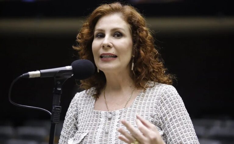 Relatório da PF pode livrar Carla Zambelli