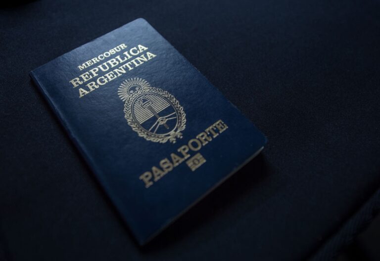 “Falha invisível”: erro em consulado invalida passaportes argentinos