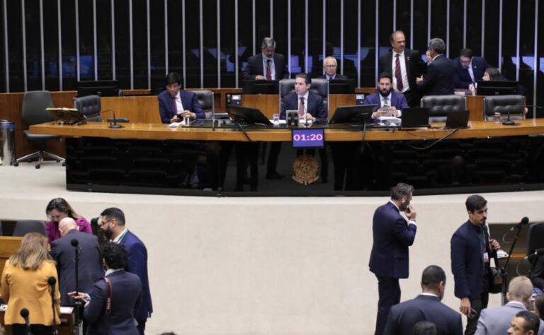 Esquerdistas tentam atrapalhar votação da anistia na Câmara