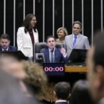 Após longa discussão, PEC das Prerrogativas é aprovada
