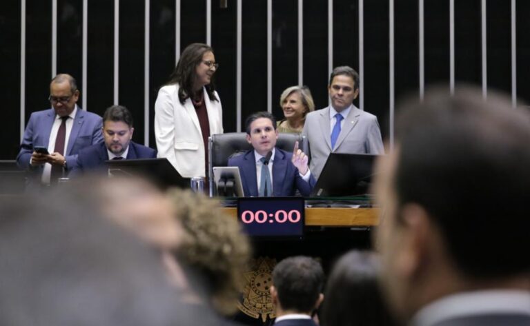 Após longa discussão, PEC das Prerrogativas é aprovada