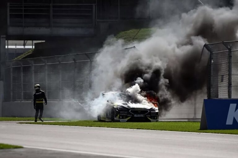 Carro de irmão de Hamilton pega fogo durante corrida em Silverstone