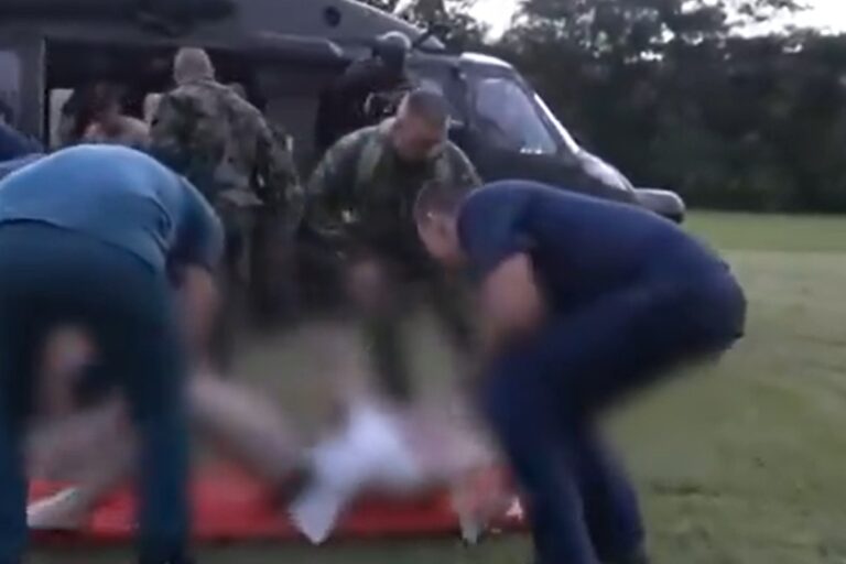 Soldados da Colômbia são atacados com gasolina e fogo durante operação