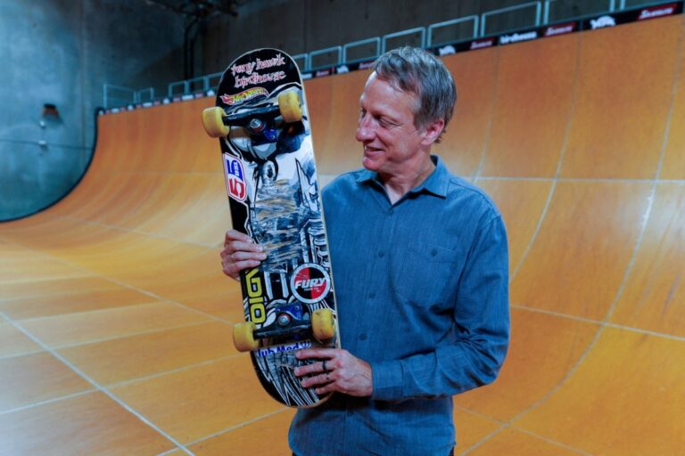 Skate histórico de Tony Hawk é arrematado por R$ 6,1 milhões. Confira