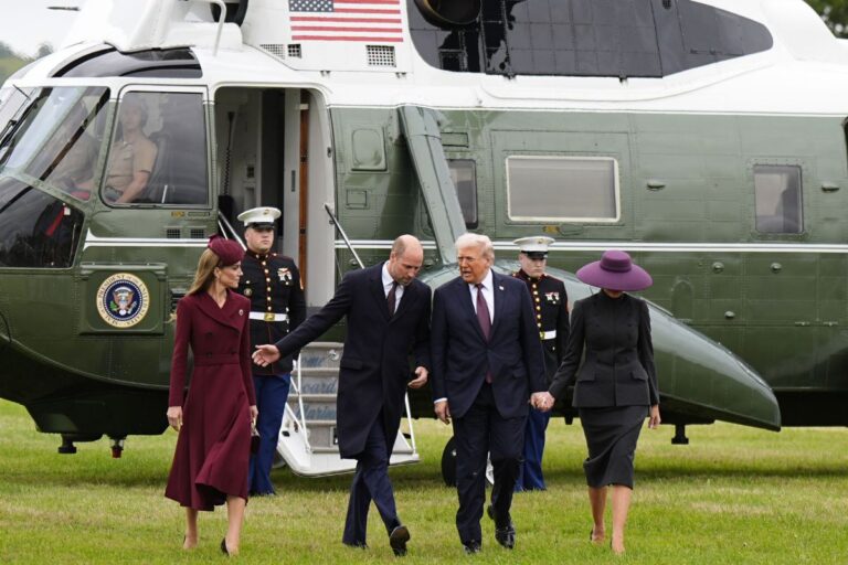Trump é recebido pelo rei Charles ao chegar ao Castelo de Windsor