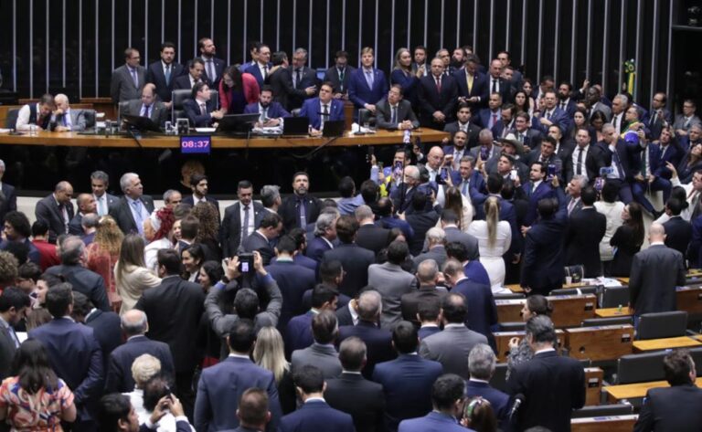 o que diz o texto que a Câmara aprovou urgência