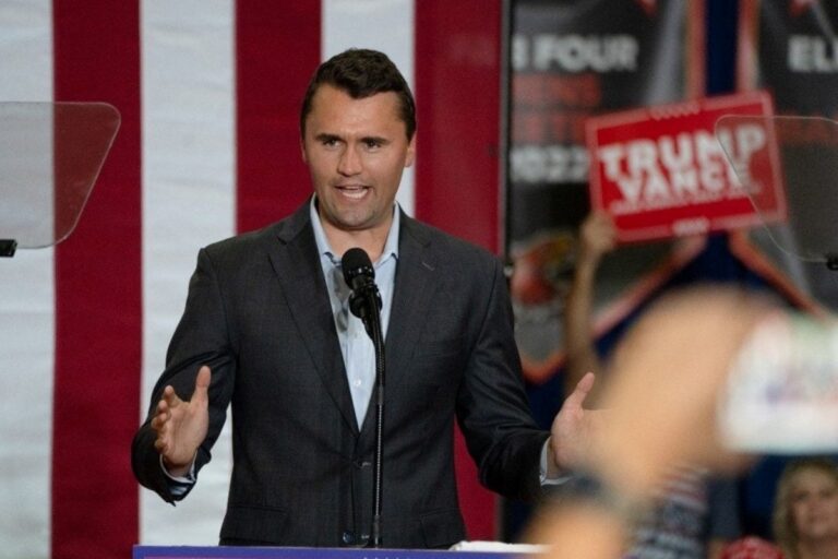 Câmara dos EUA aprova resolução que homenageia Charlie Kirk