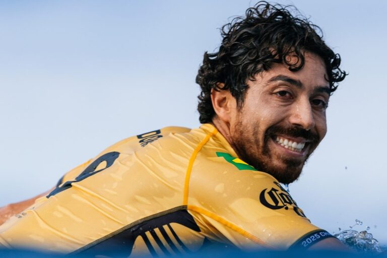 Yago Dora é campeão mundial de surfe após vitória em Fiji