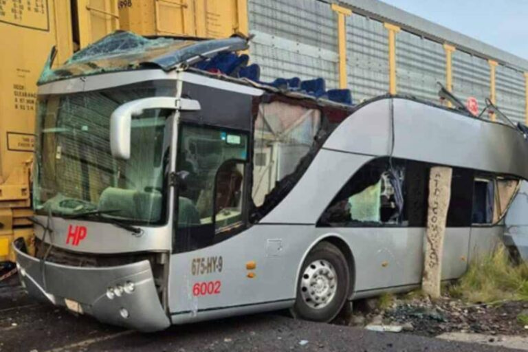 México: trem de carga parte ônibus ao meio e 10 pessoas morrem. Vídeo