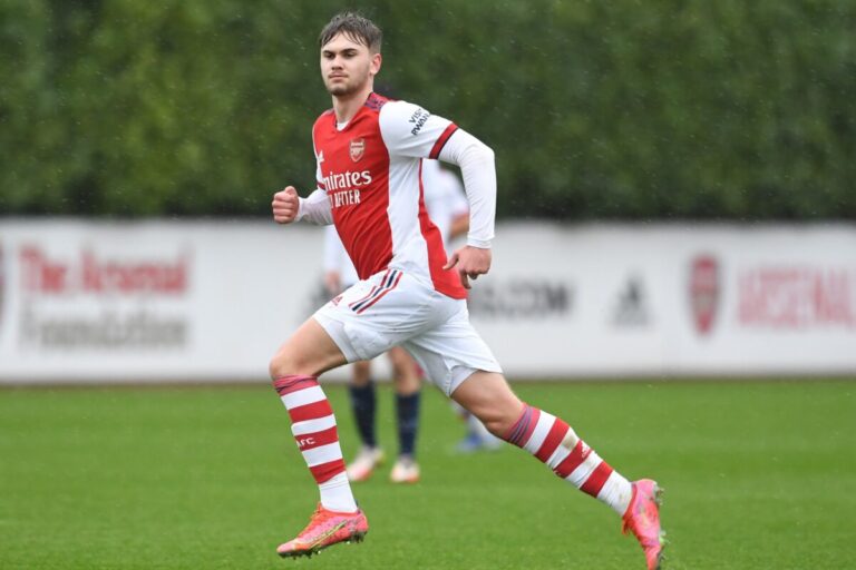 Ex-Arsenal é colocado em coma induzido após ter lesão cerebral em jogo