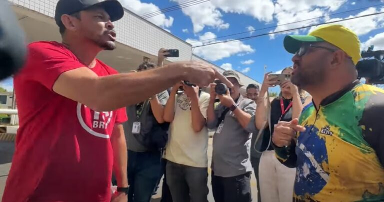 Esquerdistas e apoiadores de Bolsonaro brigam em Brasília
