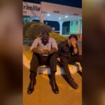 Hélio Lopes e Magno Malta oram em frente à casa de Bolsonaro