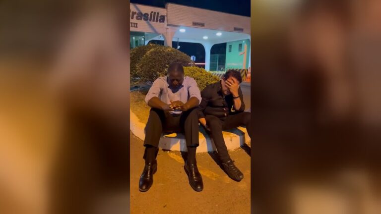 Hélio Lopes e Magno Malta oram em frente à casa de Bolsonaro
