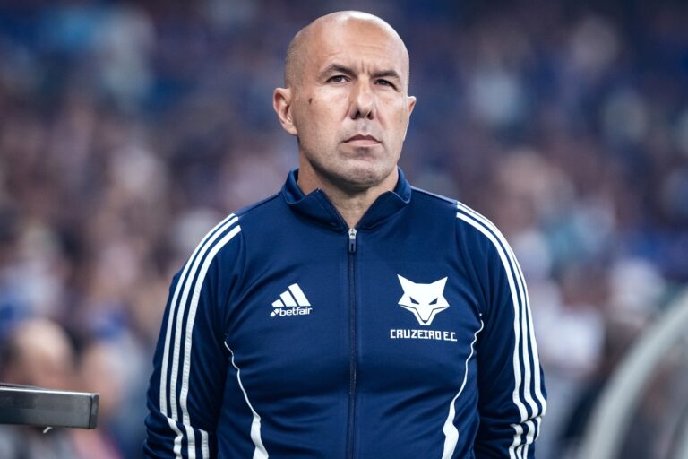 Leonardo Jardim se emociona em coletiva após classificação do Cruzeiro