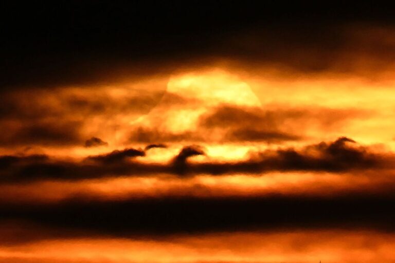 Eclipse parcial encanta nascer do Sol na Nova Zelândia. Veja imagens