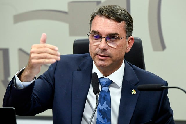 Flávio Bolsonaro acusa STF de interferir na anistia