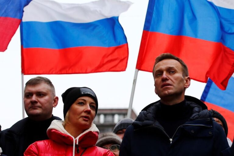 Viúva diz que testes indicam que Navalny foi envenenado