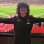 Vídeo: torcedor do United que prometeu não cortar o cabelo é agredido