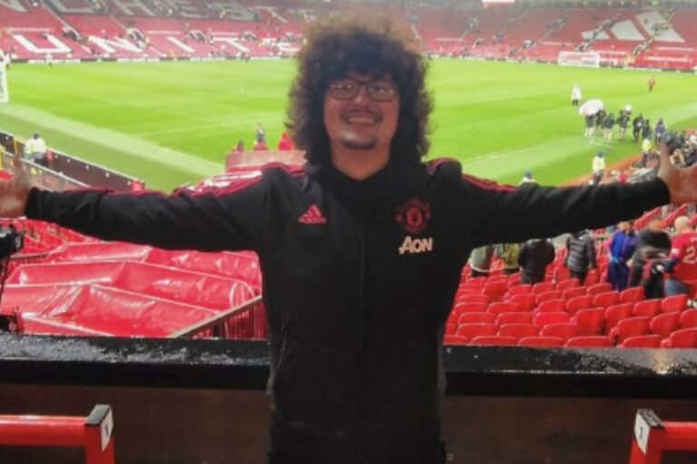 Vídeo: torcedor do United que prometeu não cortar o cabelo é agredido