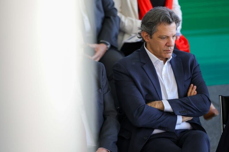 Haddad não comparece ao desfile