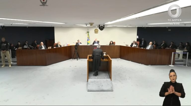 Advogado de Cid brinca com Moraes e arranca risos da plateia