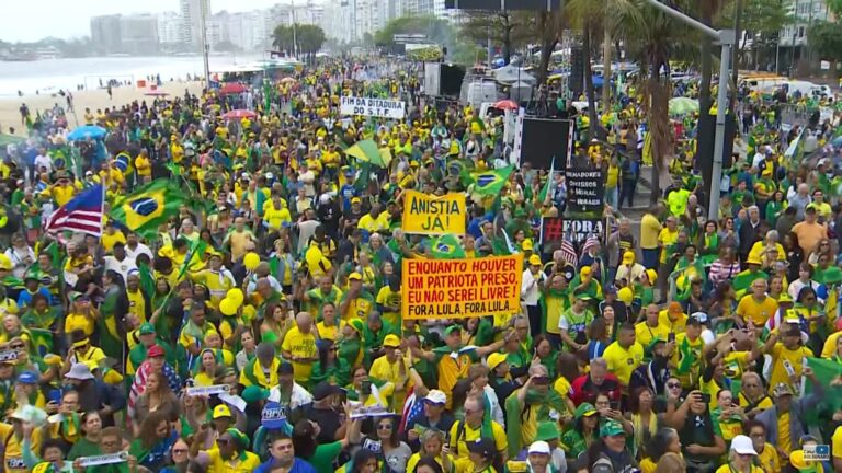 multidões lotam as ruas em vários Estados