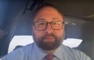 O estrategista político Jason Miller trabalhou na campanha de Donald Trump