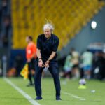 Vídeo: revoltado, Jorge Jesus chuta bola e perde sapato durante jogo