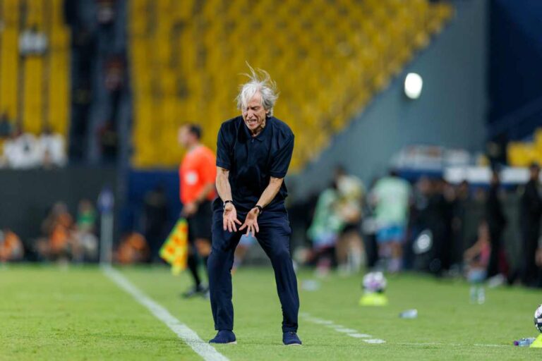 Vídeo: revoltado, Jorge Jesus chuta bola e perde sapato durante jogo