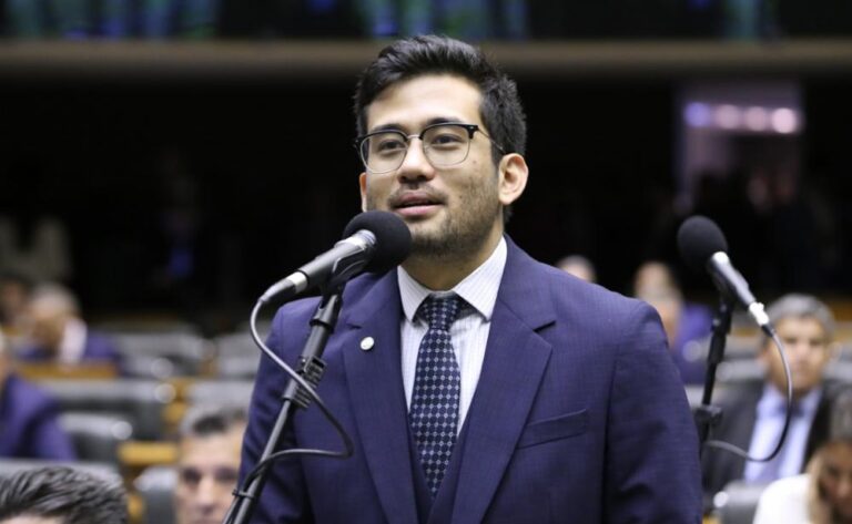 Kataguiri defende cortar benefícios de famílias de alunos violentos