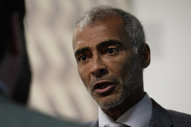Justiça do RJ condena Romário por fraude à execução