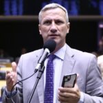 Sanderson aciona TCU contra novo slogan do governo Lula