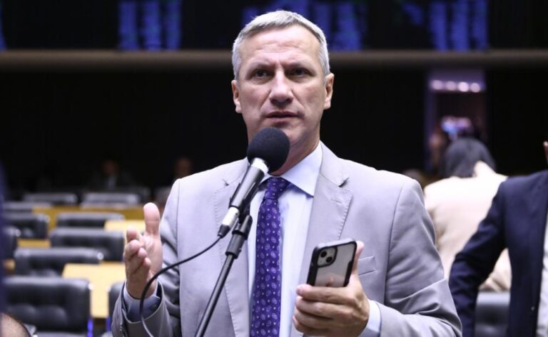 Sanderson aciona TCU contra novo slogan do governo Lula