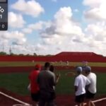 Vídeo: treinador de beisebol é atingido por bala perdida durante jogo